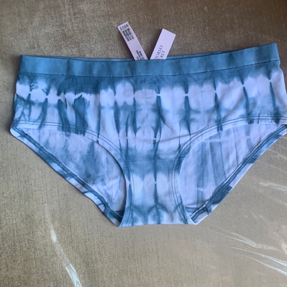 Selling Victoria’s Secret underwear nwt any questions ask 🌸